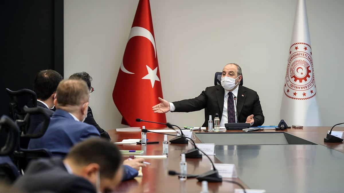 Herbert Diess'in, kendisine yazdığı mektupta pandemiyi gerekçe gösterdiğini belirten Varank, "Bu işten biz değil Volkswagen kendisi kaybeder" dedi.