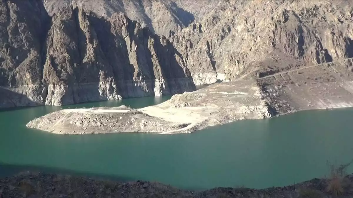 Artvin'deki deriner barajı'nın suyu, yağışların azalması nedeniyle çekildi. Baraj gölü nedeniyle su altında kalan yusufeli ilçesine bağlı narlık köyünün eski yerleşim yeri gün yüzüne çıktı.