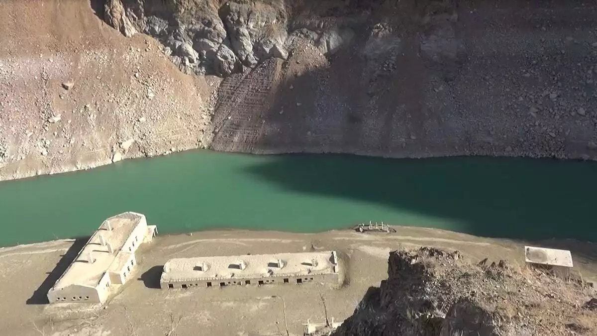 Deriner barajı'nın suyu çekildi