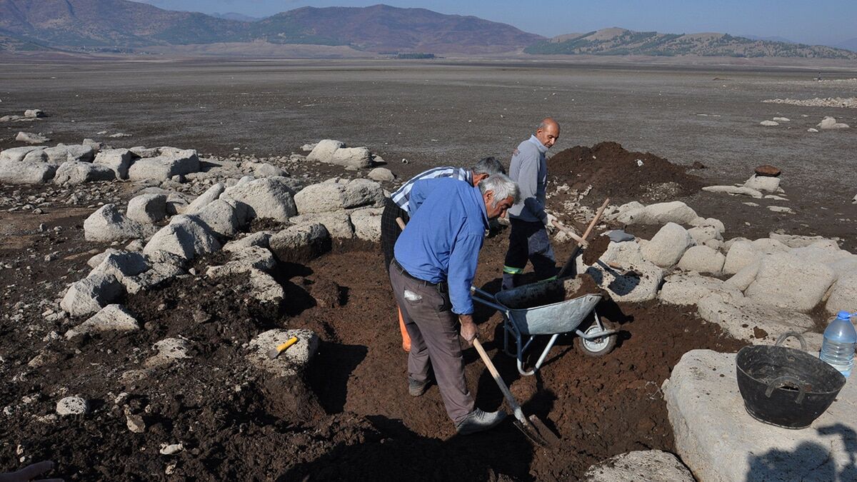 Baraj sularının çekilmesiyle, Hamamlar Höyüğü yeniden gün yüzüne çıktı.