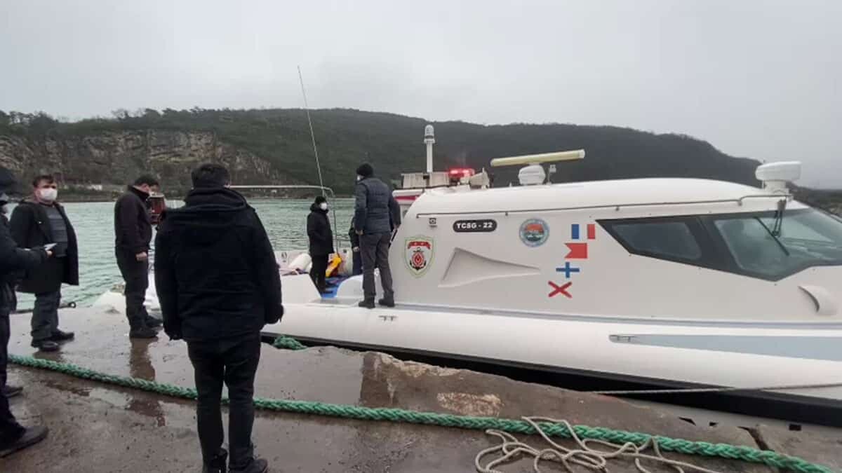 12 personelden 6'sının sağ kurtarıldığı batan gemiden 2 kişinin cansız bedenine ulaşıldığı açıklandı.