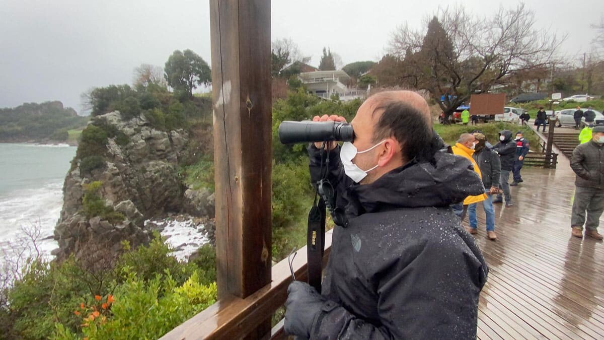 Bartın İnkum açıklarında geminin battığı görülürken, bir kısmı su yüzeyinde kaldı. Bartın'da gemi battı.