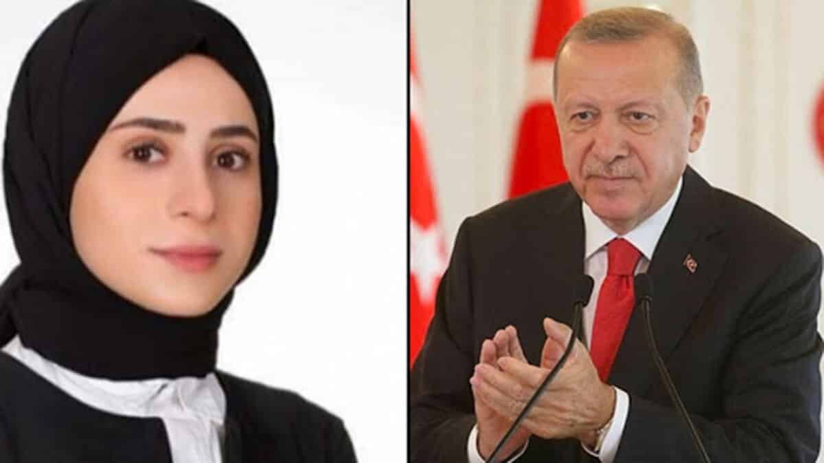 21 yaşında bir genç kızın CHP’de Parti Meclis’i üyesi olmasını, başörtülü olduğu için onu vitrin süsüne benzetti.