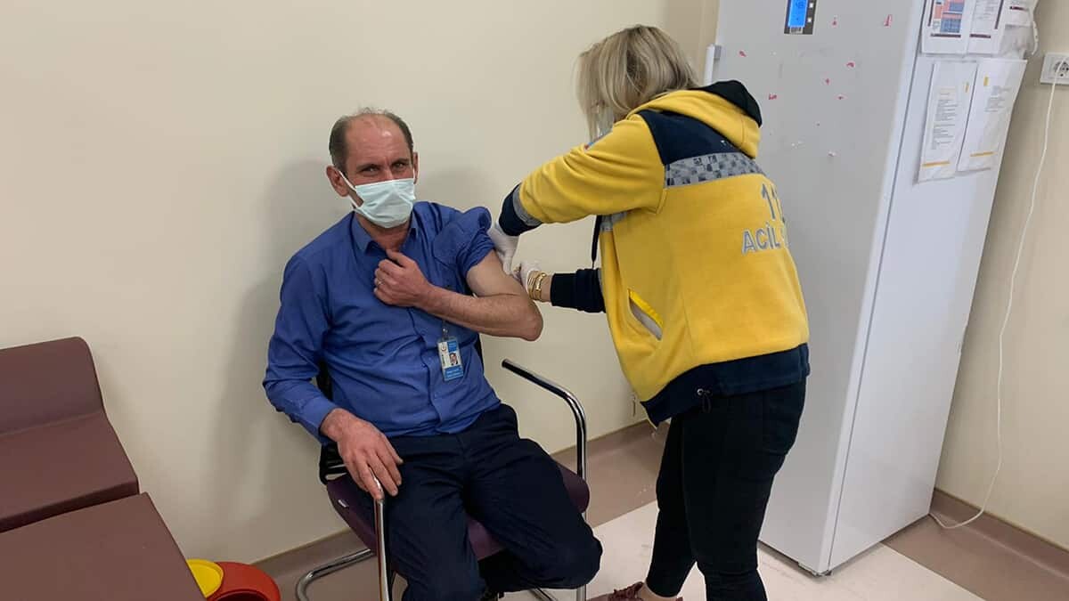 1'inci doz aşısını olan sağlık çalışanı sayısı 100 bini geçti