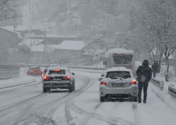 Beykoz'da kar yağışı sürücülere zor anlar yaşattı