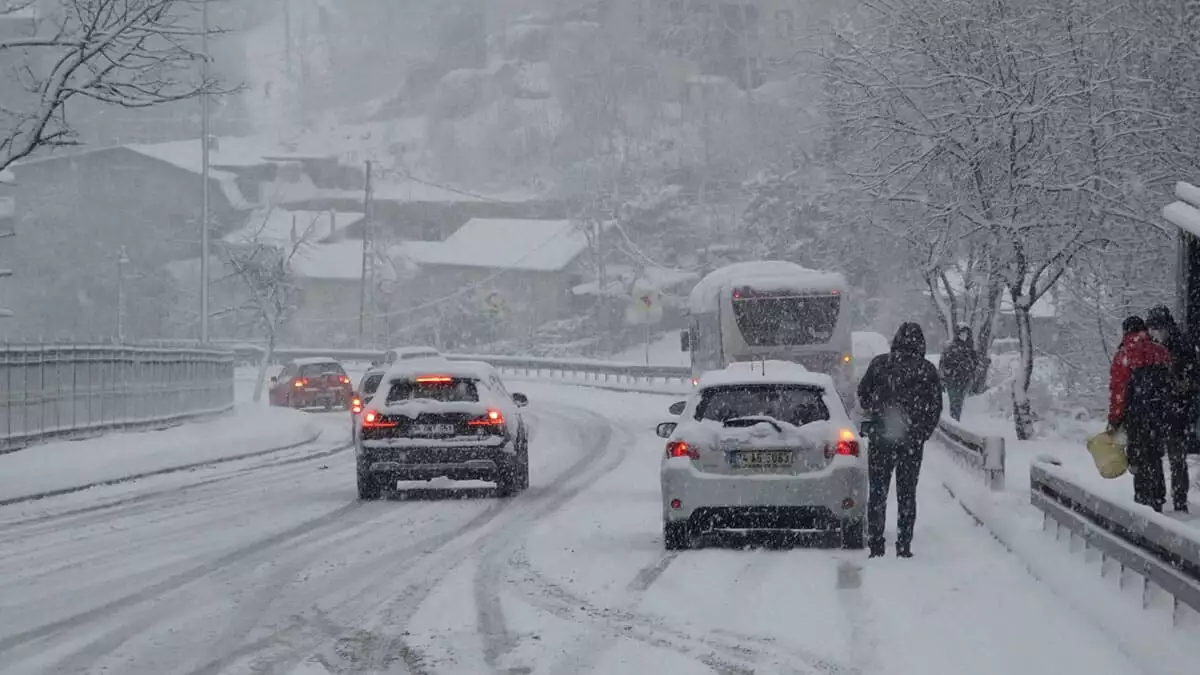 Beykoz'da kar yağışı sürücülere zor anlar yaşattı