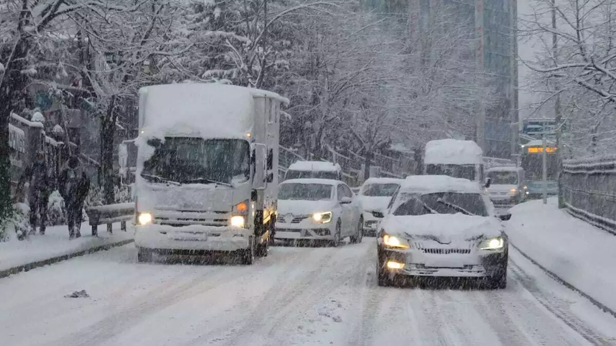 Araçlar yavaş yavaş ilerlerlerken, caddede trafik yoğunluğu yaşandı. Caddede küreme ve tuzlama çalışması yapıldı.