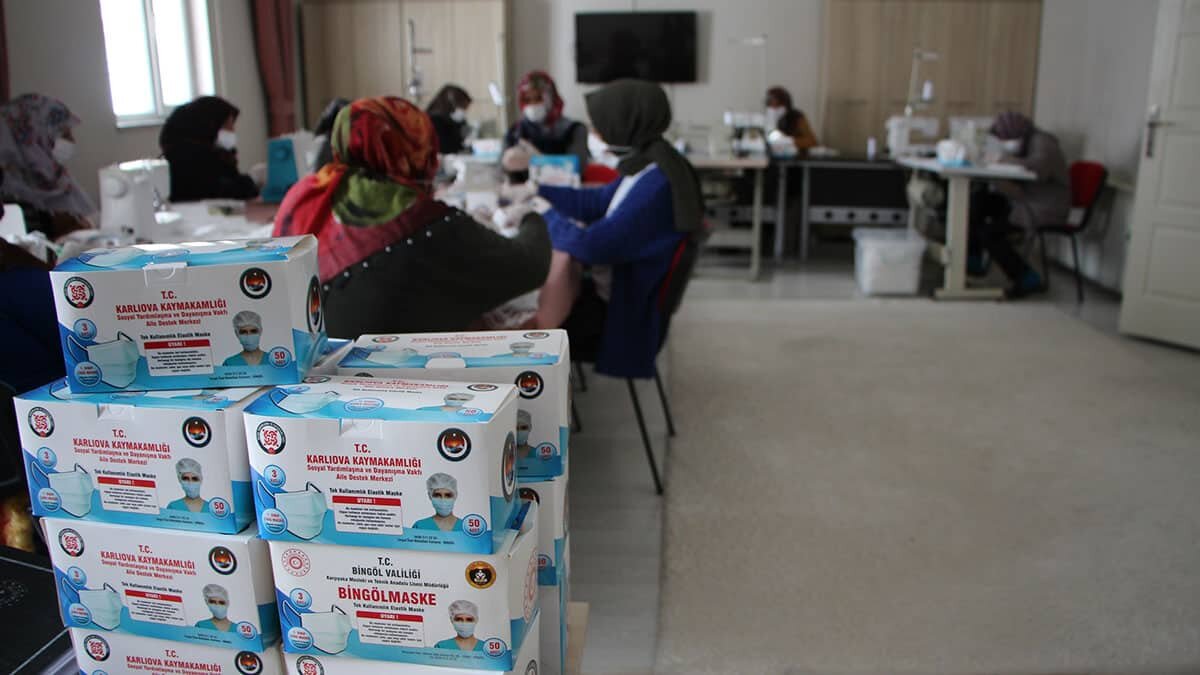 Kadınların ürettiği maskeler ücretsiz dağıtılıyor