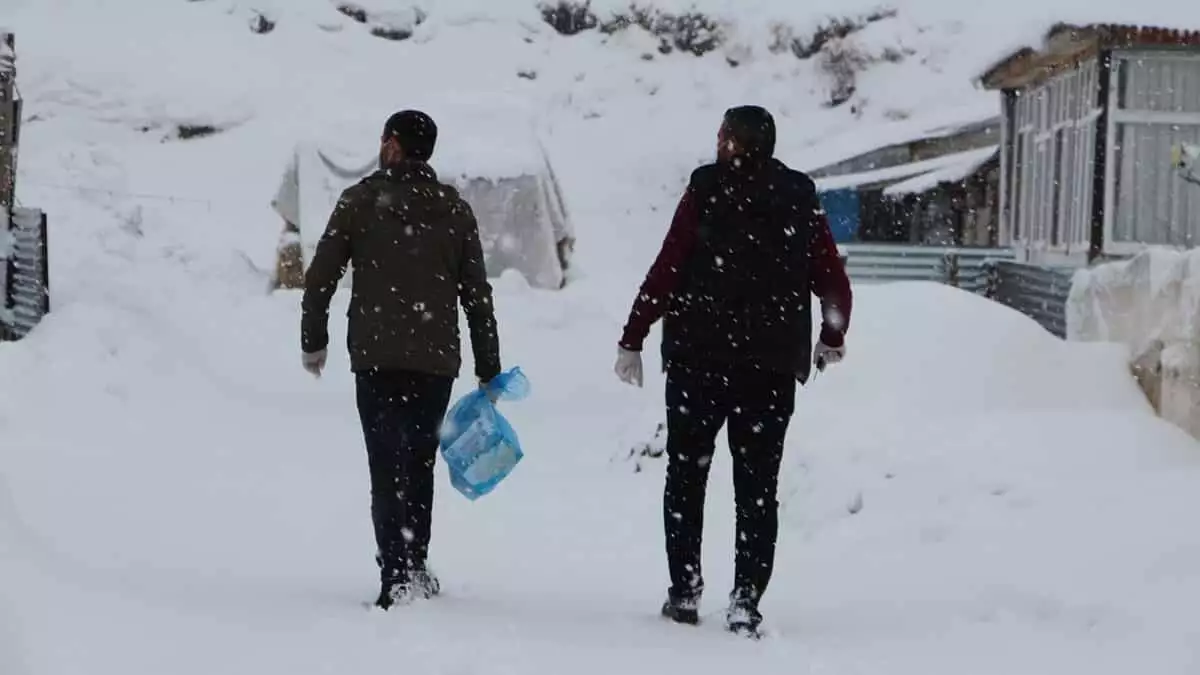 Bingöl'ün karlıova ilçesinde, kaymakamlık tarafından açılan aile destek merkezi'ndeki kursta kadınların ürettiği maskeler ücretsiz olarak dağıtılıyor.