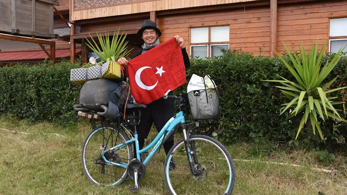 Japon fotoğraf sanatçısı hirohisa tajima (33), 10 yıl sürecek dünya turunda önce sırt çantasıyla ardından da bisikletiyle 4 kıtada, 13 ülkeyi ziyaret etti.