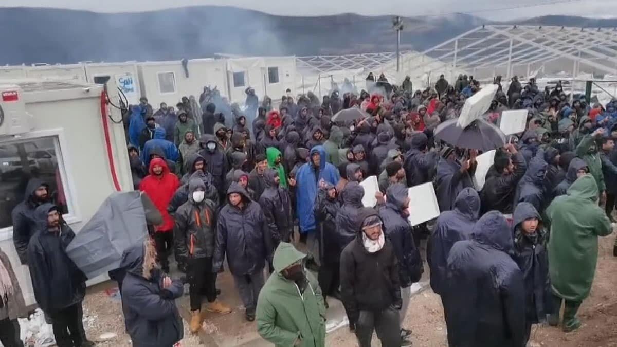 Mülteciler kötü yaşam koşullarını protesto etti