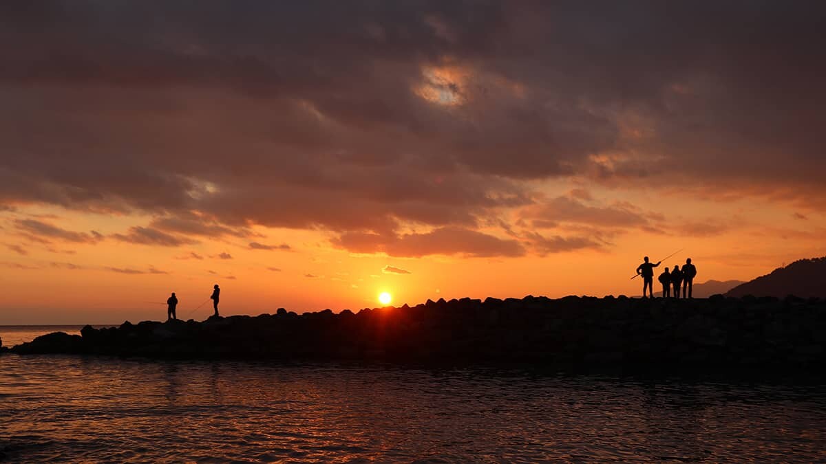 Balık tutan vatandaşlar ise manzaranın keyfini çıkardı.