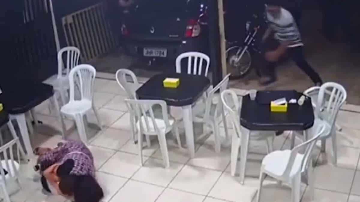 Hamile kadın oğlunu silahlı soyguncudan böyle korudu