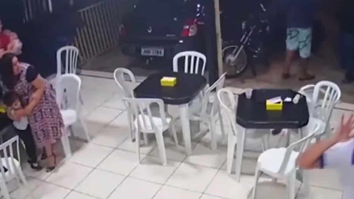 6 aylık hamile kadın oğlunu silahlı soyguncudan böyle korudu