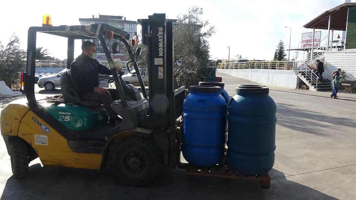 Balıkesir’in Edremit ilçesinde sofralık zeytinler, içerisine sadece tuz konulup her 3 günde bir yuvarlanan varillerde olgunlaştırılıyor.