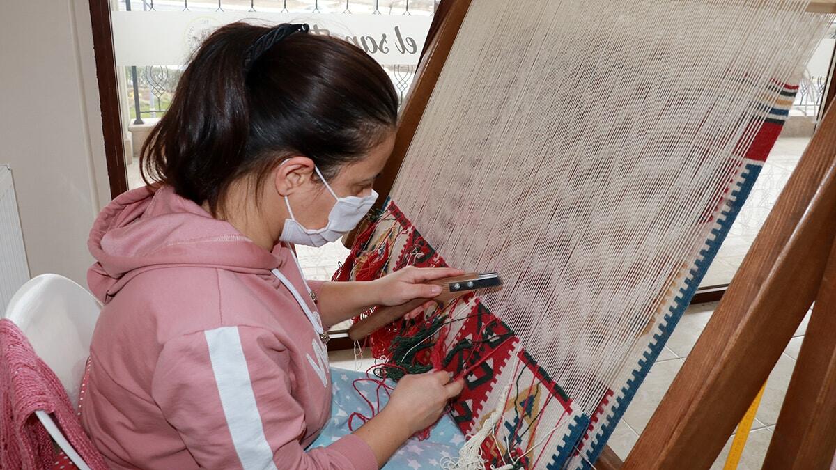 Alaca kilimi dokumasına başlandı