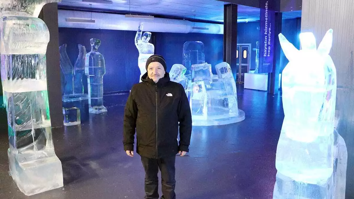 'ata buz müzesi'nde üretilen şeffaf buz kütleleri, yontu konusunda profesyonelleşmiş usta ellerde sanat eserine dönüşüyor.