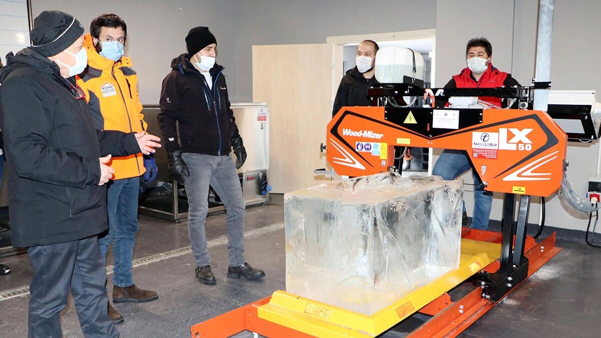 Atabuz Müzesi Proje Yöneticisi, Güzel Sanatlar Fakültesi Dekanı Prof. Dr. Mustafa Bulat, "Pandemi dönemi sonrası Erzurum Atatürk Üniversitesi Atabuz Müzesi, dünyanın dört bir tarafından davetli olarak gelecek ünlü buz yontu sanatçılarının üretecekleri buz eserleriyle sanat arenasına dönüşecek" dedi.