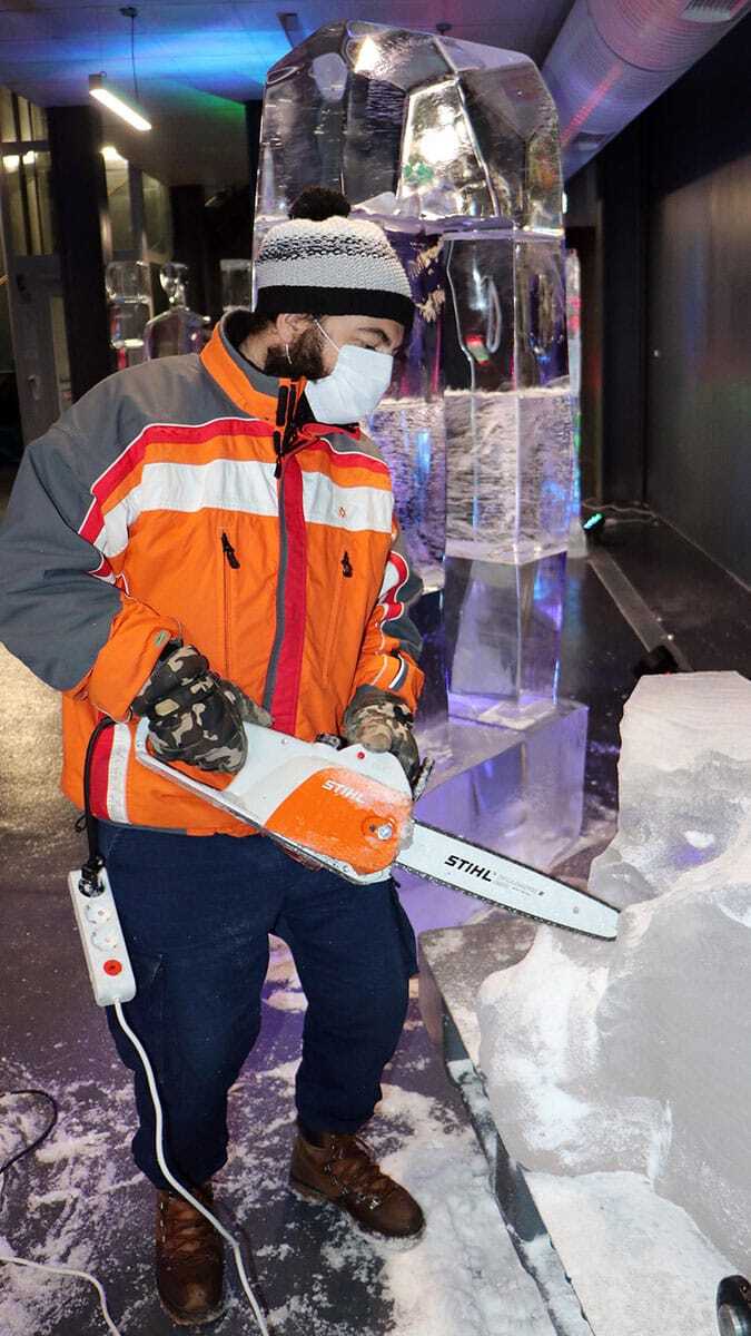 Şeffaf buz kütleleri sanat eserine dönüşüyor