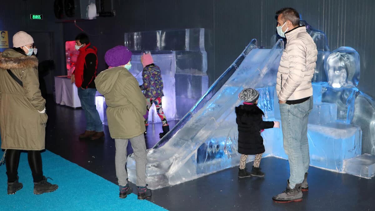Şeffaf buz kütleleri sanat eserine dönüşüyor