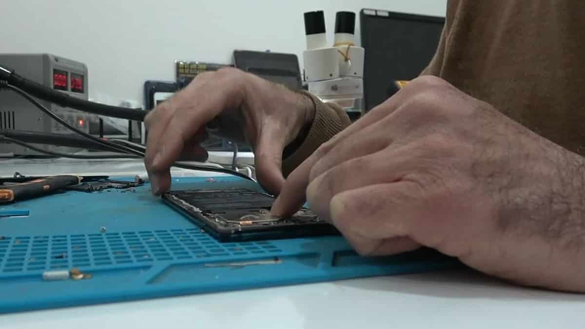 Cep telefonları şarjdayken kesinlikle oynanmamalı