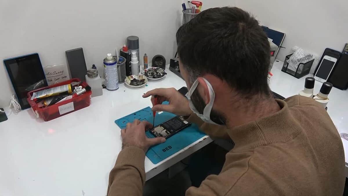 Uzmanlar, cep telefonları şarjdayken kesinlikle oynanmaması gerektiğini bildirdiler.