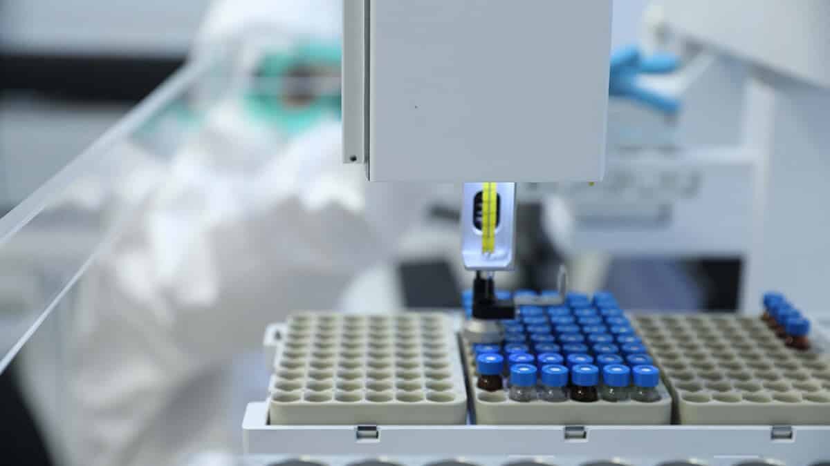 Sağlık Bakanlığı, Çin'den Türkiye'ye getirilen Covid-19 aşısında analiz işleminin laboratuvarda sürdüğünü duyurdu.