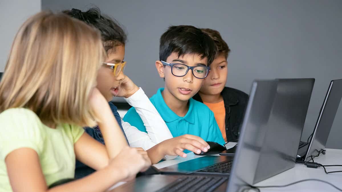 Dr. Bahadur, "Çocuklar bütün zamanını ekran karşısında geçiriyor, biz buna ekran maruziyeti diyoruz. Bu ciddi bir sağlık sorunu" dedi.