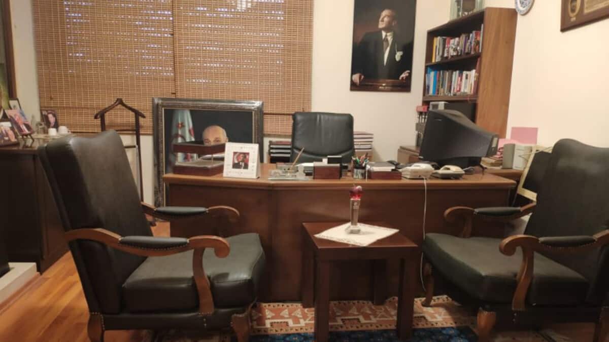 Kıbrıs Türk halkının özgürlük mücadelesinin önemli isimlerinden olan ve Kuzey Kıbrıs Türk Cumhuriyeti'nin (KKTC) Kurucu Cumhurbaşkanı Rauf Raif Denktaş'ın vefatının 9. yılına girilirken, Kıbrıs Türkü'nün efsanevi liderinin çocukları ölümünden önce geçirdiği çalışma ofisinde Denktaş'ı, anlattı.