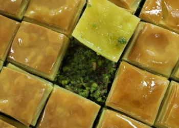 Çölyak hastaları için glutensiz baklava üretiyor