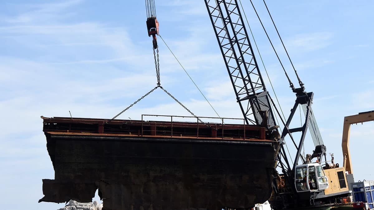 Batan kuru yük gemisi parçalanarak çıkarılıyor