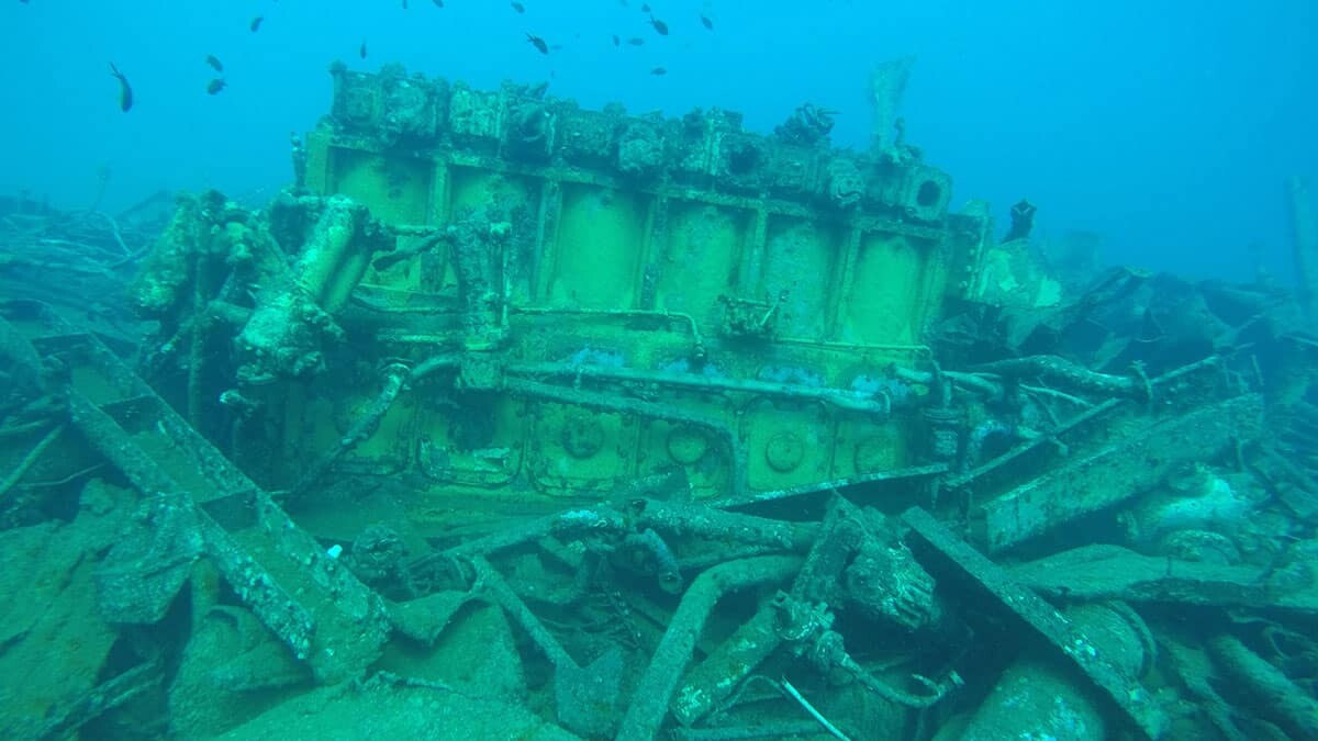Antalya'nın Demre ilçesi Kekova Koyu önünde batan 110 metrelik Zorbey adlı kuru yük gemisi, dalgıçlar tarafından parçalanarak çıkarılıyor.