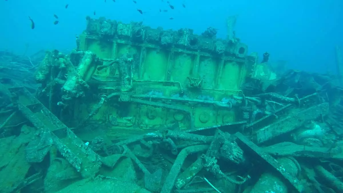 Antalya'nın demre ilçesi kekova koyu önünde batan 110 metrelik zorbey adlı kuru yük gemisi, dalgıçlar tarafından parçalanarak çıkarılıyor.