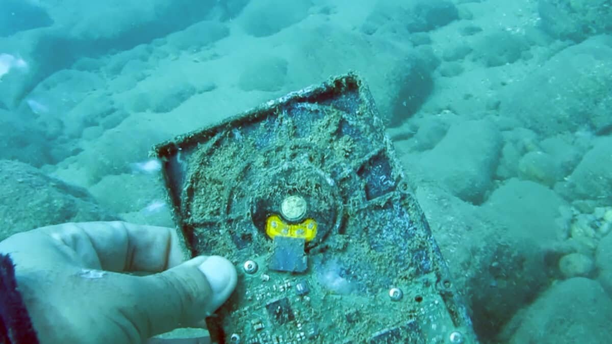 Farklı zamanlardaki dalışlarda kaydedilen görüntülerde deniz tabanının, kutu, şişe, sandalye, demir korkuluk, bisiklet, bilgisayar belleği, olta kurşunu, halı, battaniye ve kısmet açtığına inanılan asma kilitle dolu olduğu görüldü.