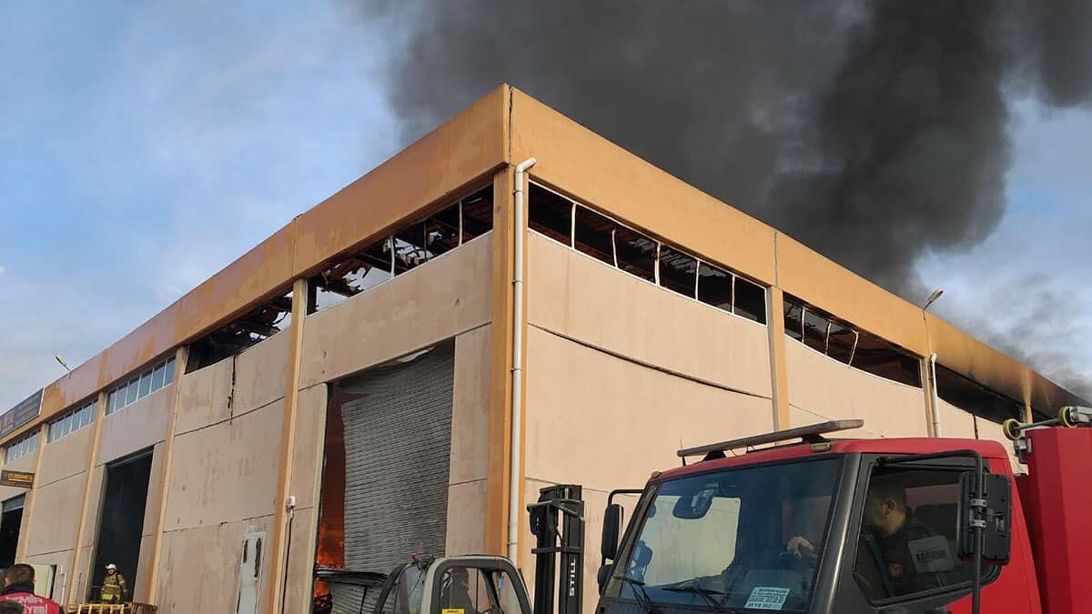 Depoda çıkan yangın palet ve ambalaj fabrikalarına sıçradı