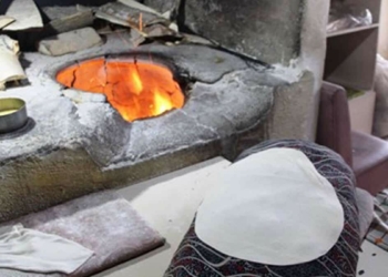 Iğdırlı Necife Karakuş (55) ile Fatma Satı (50), KOSGEB'den aldıkları destekle tandır kurarak, lavaş ekmek yapıp satmaya başladı.