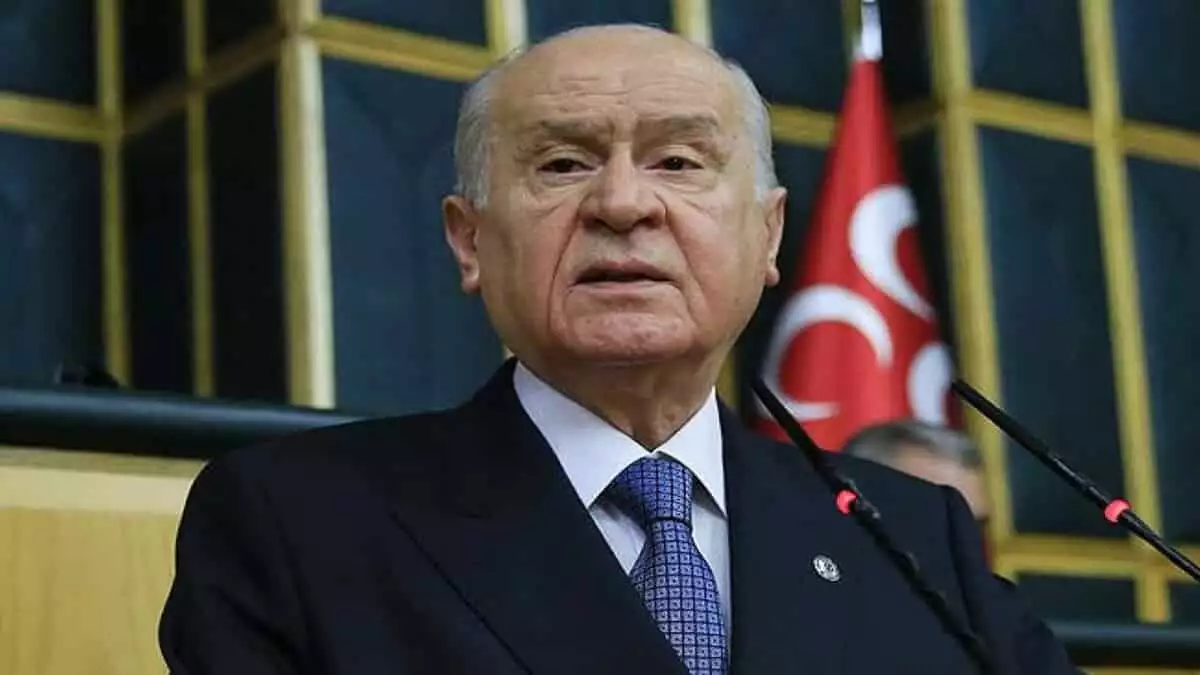 İç politikadaki düğmenin sahibi sayın bahçeli dış politikadaki düğmenin eli sayın perinçek.