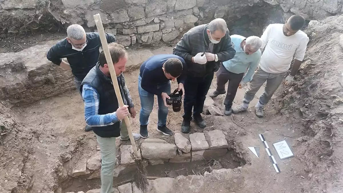 Kılıçarslan'ın mezar aramalarında kalıntılar bulundu