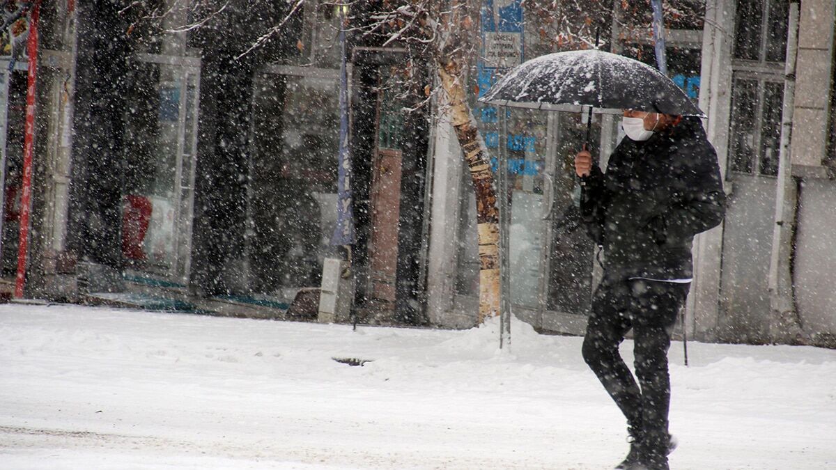 Meteoroloji tarafından uyarısı yapılan kar, Doğu'da kentleri beyaza bürüdü. Gece başlayan kar yağışı, Ağrı, Ardahan, Kars ve Muş'ta etkili oldu. Ulaşımı etkileyen kar yağışının ardından yollarda temizlik ve tuzlama çalışmaları başlatıldı.
