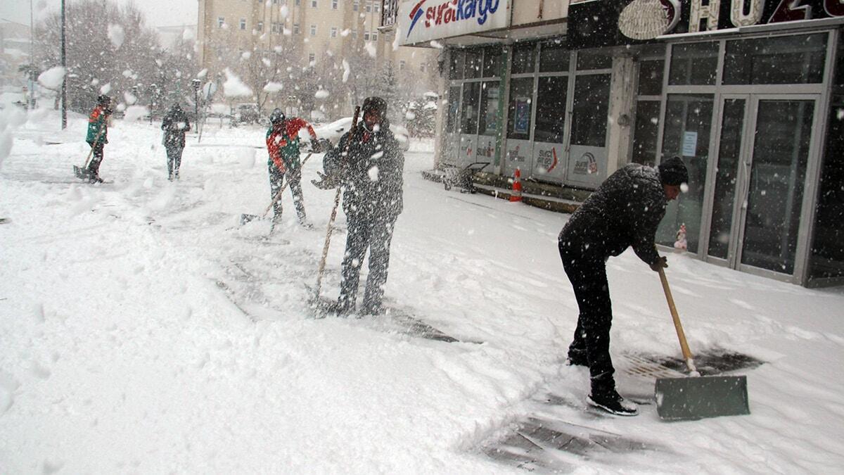 Doğu illeri, kar yağışıyla bembeyaz oldu