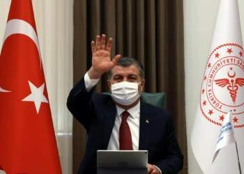 Koca bize ayrılan aşı dozlarının sayısını nasıl artırabileceğimizi görüştük. Yeni üretim imkânları devreye girdikçe Türkiye'ye ayrılan aşı kapasite artacak" dedi.