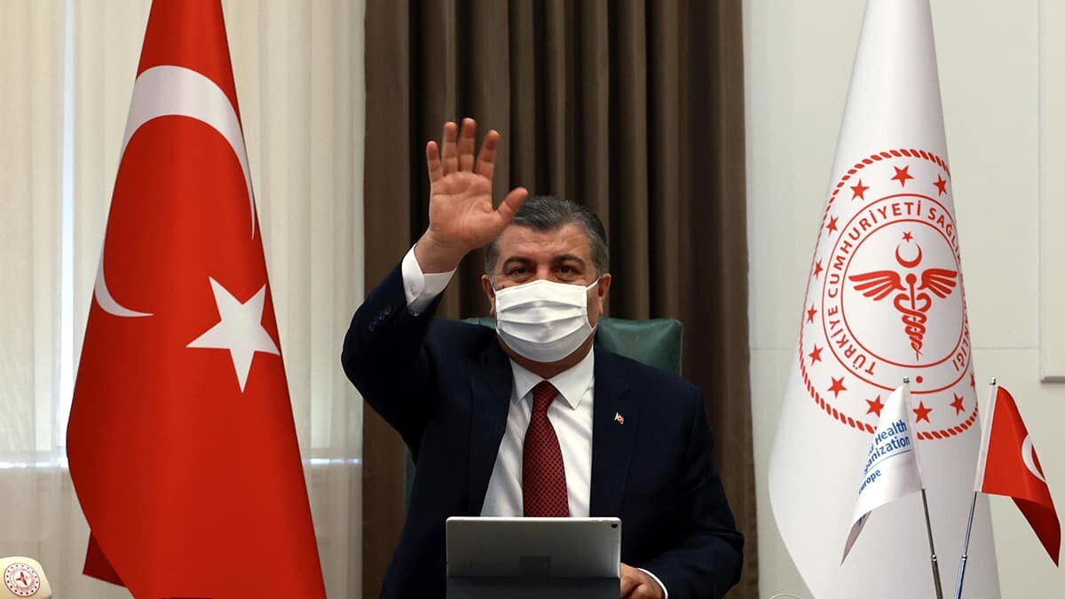 Koca bize ayrılan aşı dozlarının sayısını nasıl artırabileceğimizi görüştük. Yeni üretim imkânları devreye girdikçe Türkiye'ye ayrılan aşı kapasite artacak" dedi.