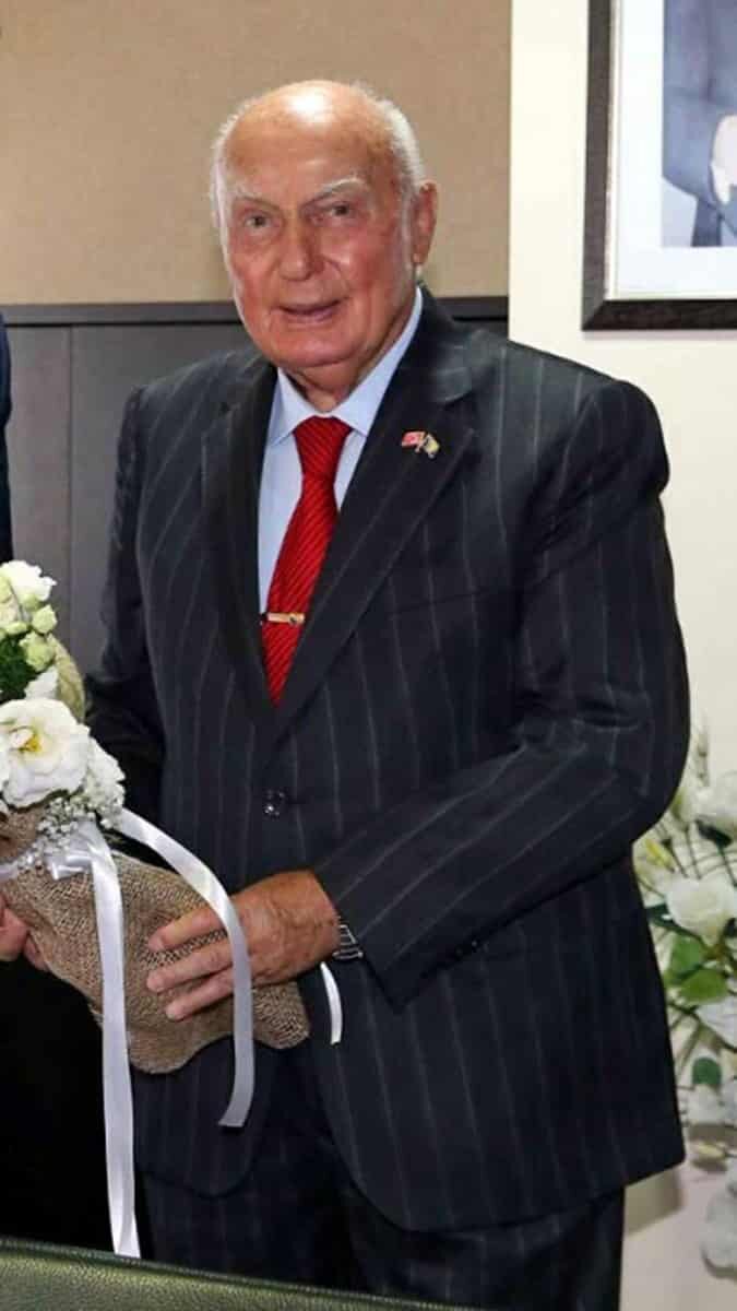 Koronavirüsten 88 yaşında yaşamını yitiren eski belediye başkanlarından Duayen sanayici Kemal Baysak son yolculuğuna uğurlandı.