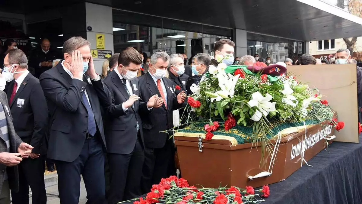 Bosna hersek türkiye fahri başkonsolosu, duayen sanayici ahmet kemal baysak için karşıyaka belediyesi önünde tören düzenlendi. Sevenleri, belediye başkanları, milletvekilleri ve bosna hersek'ten gelen bakan yardımcılarının katıldığı törenin ardından kılınan cenaze namazı sonrası baysak, son yolculuğuna uğurlandı.