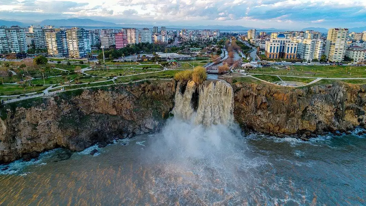 Antalya'da önceki gün kenti etkisi altına alan sağanak yağışın ardından dünyaca ünlü düden şelalesi'nden çamur aktı.