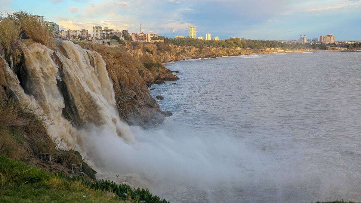 Düden Şelalesi'nden çamur aktı