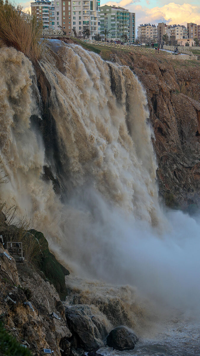 Düden Şelalesi'nden çamur aktı