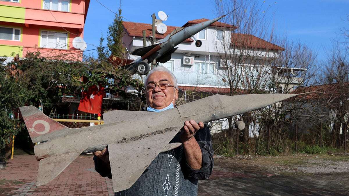 Akçaalan, 15 yıldır evinin önündeki direkte sergilediği 300 kilogram ağırlığındaki F-16 maketi ile şehit pilotları andığını söyledi.