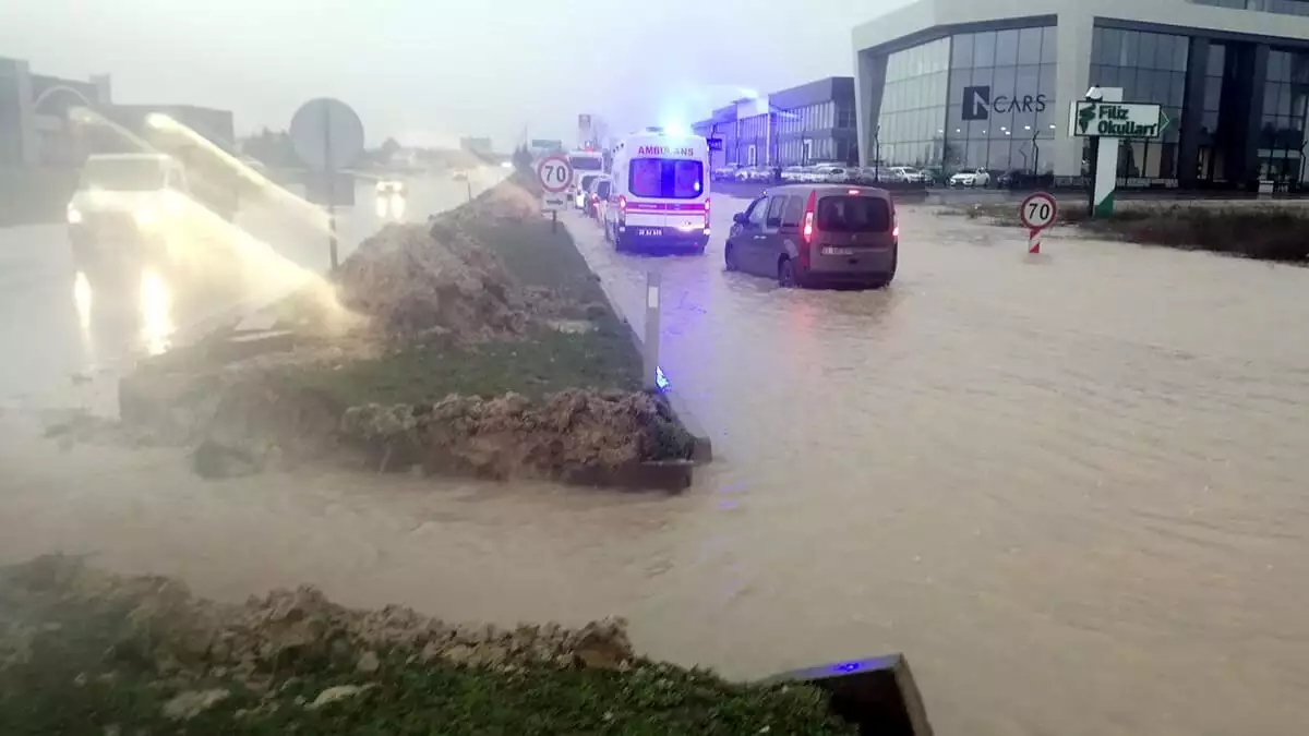 Edirne'de sağanak hayatı olumsuz etkiledi