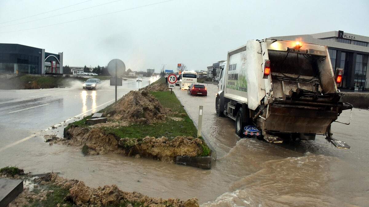 Edirne'de sağanak hayatı olumsuz etkiledi